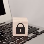 Endpoint protection modern buat amankan laptop dan mobile staf